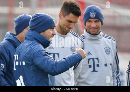 München, Deutschland. Nov, 2019 19. Hans Dieter Flick (Hansi, Trainer Fc Bayern München) Geste, gibt Anweisungen, Hi: Sven Ulreich, Torwart (Bayern München), Thomas Müller (Müller, FC Bayern München). FC Bayern München Training auf dem Saebener Straße. Fußball 1.Bundesliga, Saison 2019/2020, 19.11.2019 | Verwendung der weltweiten Kredit: dpa/Alamy leben Nachrichten Stockfoto