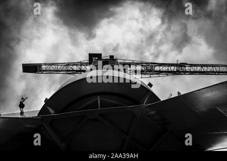 Der NDSM-WERFT Kran, der alte Kran, dunkle Wolken, dramatische Himmel, Schwarzweiß-Bild, Postkarte, abstrakten Hintergrund, Tapeten, alte Industrie, Amsterdam Noord Stockfoto
