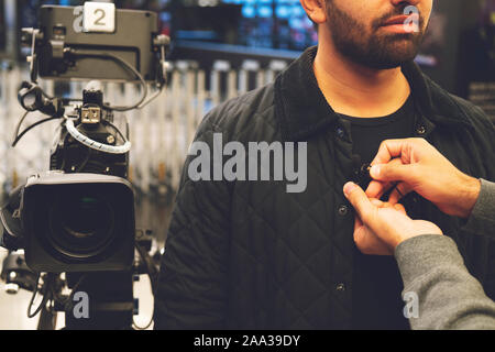 Fernsehen video kamera Aufzeichnung Interview in Broadcast News Studio. Unscharfer Hintergrund. Media, Produktion, TV und Broadcast Konzept Stockfoto
