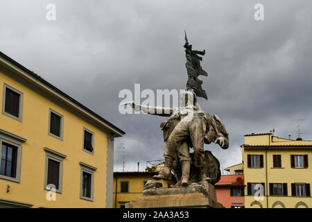 Denkmal für die Gefallenen von Mentana von Oreste Calzolari in Piazza Mentana Platz im historischen Zentrum von Florenz mit stürmischen Himmel, Toskana, Italien Stockfoto