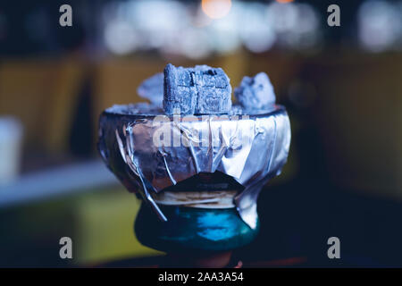 Heiße Kohlen mit Shisha Funken in Metall Schüssel für Shisha rauchen und traditionelle asiatische Entspannung Nahaufnahme Stockfoto