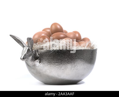 Ostern, Eier in einem silbernen Korb, Kaninchen, Hase, weiß isoliert Hintergrund, Osterdekoration, Luxus Stockfoto