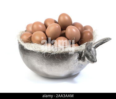 Ostern, Eier in einem silbernen Korb, Kaninchen, Hase, weiß isoliert Hintergrund, Osterdekoration, Luxus Stockfoto