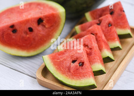 Frische Wassermelone auf hölzernen Hintergrund Stockfoto