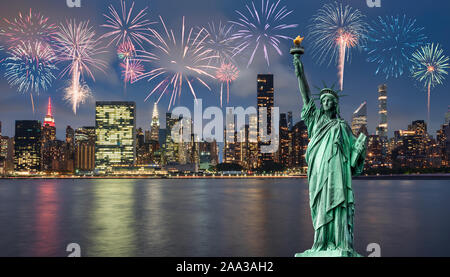 Freiheitsstatue vor der Skyline von Manhattan, in der Nacht, während der blauen Stunde Stockfoto