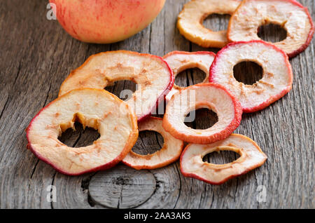Getrocknete Apfel Ringe auf einem Holztisch Stockfoto