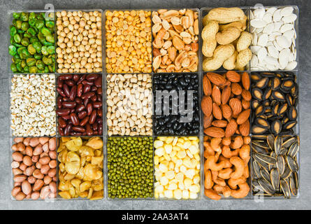 Box mit verschiedenen ganze Körner, Bohnen und Hülsenfrüchte samen Linsen und Muttern bunt snack Textur Hintergrund/Collage verschiedene Bohnen Erbsen mischen Landwirtschaft Stockfoto