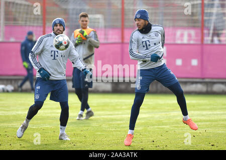 München, Deutschland. 19 Nov, 2019. v. re: Corentin TOLISSO (FC Bayern München), Aktion, Duelle gegen Javi (Javier) MARTINEZ (Bayern München). FC Bayern München Training auf dem Saebener Straße. Fußball 1.Bundesliga, Saison 2019/2020, 19.11.2019 | Verwendung der weltweiten Kredit: dpa Picture alliance/Alamy leben Nachrichten Stockfoto
