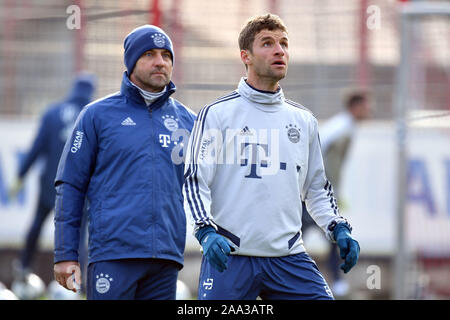 München, Deutschland. Nov, 2019 19. Hans Dieter Flick (Hansi, FC Bayern München Trainer), Thomas Müller (Müller, FC Bayern München). FC Bayern München Training auf dem Saebener Straße. Fußball 1.Bundesliga, Saison 2019/2020, 19.11.2019 | Verwendung der weltweiten Kredit: dpa Picture alliance/Alamy leben Nachrichten Stockfoto