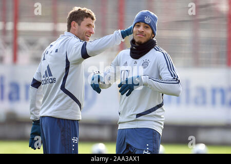 München, Deutschland. Nov, 2019 19. v. li: Thomas Mueller (MULLER, Bayern München), Witze mit Jerome BOATENG (FC Bayern München), Aktion. FC Bayern München Training auf dem Saebener Straße. Fußball 1.Bundesliga, Saison 2019/2020, 19.11.2019 | Verwendung der weltweiten Kredit: dpa Picture alliance/Alamy leben Nachrichten Stockfoto