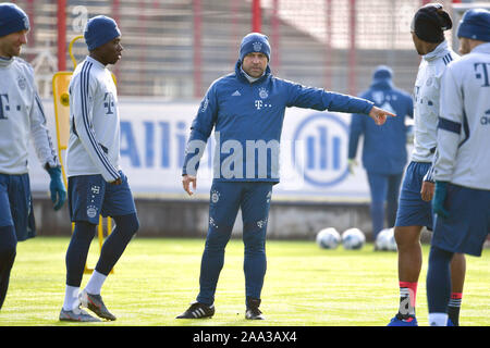 München, Deutschland. Nov, 2019 19. Hans Dieter Flick (Hansi, Trainer Fc Bayern München). Geste, gibt Anweisungen FC Bayern München Training auf dem Saebener Straße. Fußball 1.Bundesliga, Saison 2019/2020, 19.11.2019 | Verwendung der weltweiten Kredit: dpa Picture alliance/Alamy leben Nachrichten Stockfoto
