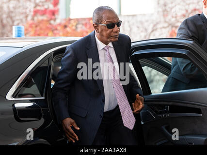 Berlin, Deutschland. Nov, 2019 19. Alpha Condé, der Präsident von Guinea, trifft Bundeskanzlerin Merkel auf der Konferenz "Compact mit Afrika" im Bundeskanzleramt. Die Kompakte mit Afrika Initiative wurde im Jahr 2017 unter der deutschen G20-Präsidentschaft gestartet. Es zielt darauf ab, mehr private Investitionen aus den reichen Industrieländern nach Afrika zu gewinnen. Quelle: Bernd von Jutrczenka/dpa/Alamy leben Nachrichten Stockfoto