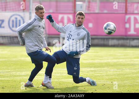 München, Deutschland. Nov, 2019 19. Michael CUISANCE (FC Bayern München), Aktion, Duelle gegen Thomas Mueller (MULLER, Bayern München) Bayern München Training auf dem Saebener Straße. Fußball 1.Bundesliga, Saison 2019/2020, 19.11.2019 | Verwendung der weltweiten Kredit: dpa Picture alliance/Alamy leben Nachrichten Stockfoto