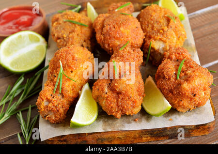 Fried Chicken Wings mit Soße auf Holztisch, Ansicht schließen Stockfoto