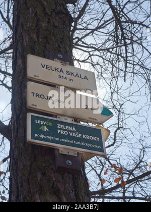 Wegweiser für Wanderer auf einem Baumstamm in der Nähe Velká skála in den Vororten von Prag in der Tschechischen Republik Stockfoto