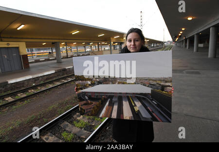 Prag, Tschechische Republik. Nov, 2019 19. Drücken Sie die Taste Konferenz über die Zukunft der neuen Smichov Terminal während der Führung durch Prague-Smichov Bahnhof fand an Prague-Smichov Bahnhof, Prag, Tschechische Republik, am Dienstag, 19. November 2019. Quelle: Michal Krumphanzl/CTK Photo/Alamy leben Nachrichten Stockfoto