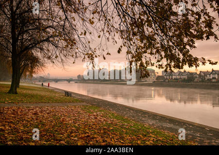 Sonnenaufgang am Ufer des Flusses Trent am Victoria Embankment in Nottingham, England, Großbritannien Stockfoto