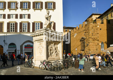 Denkmal für Giovanni delle Bande Nere in Piazza San Lorenzo, Platz im historischen Zentrum von Florenz, mit Menschen und Touristen, Toskana, Italien Stockfoto