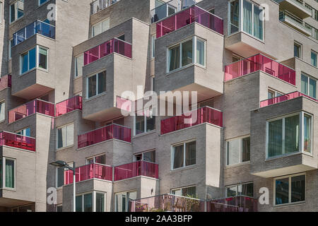 Amsterdam, George Gershwinlaan, Niederlande, 23.08.2019, Luxury Apartments Modern Living in Amsterdam Süd, zuidas, Geschäftsviertel, Glas rosa Stockfoto