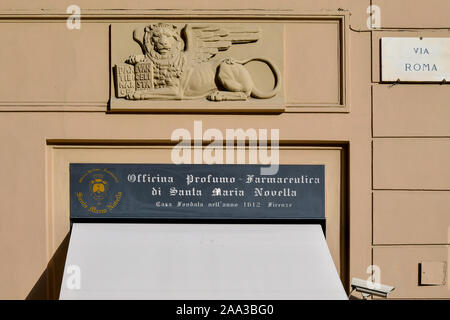 Außen- und shop Zeichen der Officina Profumo-Farmaceutica di Santa Maria Novella, dem ältesten historischen Apotheke in Europa, Florenz, Toskana, Italien Stockfoto