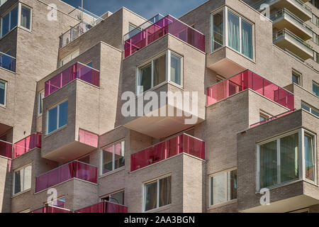 Amsterdam, George Gershwinlaan, Niederlande, 23.08.2019, Luxury Apartments Modern Living in Amsterdam Süd, zuidas, Geschäftsviertel, Glas rosa Stockfoto