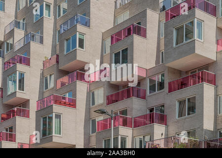 Amsterdam, George Gershwinlaan, Niederlande, 23.08.2019, Luxury Apartments Modern Living in Amsterdam Süd, zuidas, Geschäftsviertel, Glas rosa Stockfoto