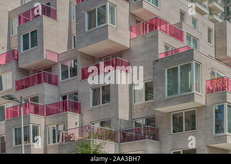 Amsterdam, George Gershwinlaan, Niederlande, 23.08.2019, Luxury Apartments Modern Living in Amsterdam Süd, zuidas, Geschäftsviertel, Glas rosa Stockfoto