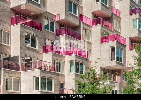 Amsterdam, George Gershwinlaan, Niederlande, 23.08.2019, Luxury Apartments Modern Living in Amsterdam Süd, zuidas, Geschäftsviertel, Glas rosa Stockfoto