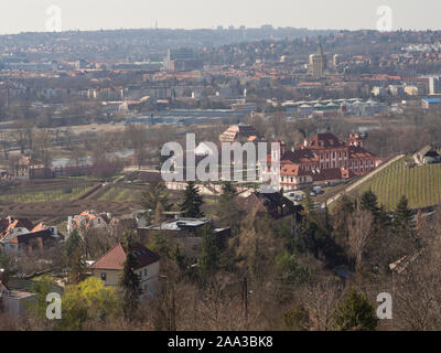 Panorama Blick von der Velká skála gegenüber dem barocken Schloss Troja in Prag in der Tschechischen Republik Stockfoto