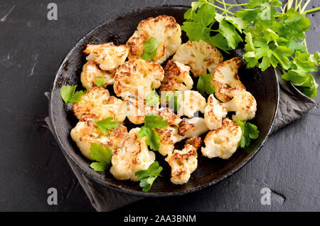 Gebratener Blumenkohl mit Kräutern und Gewürzen auf Platte, Ansicht schließen Stockfoto