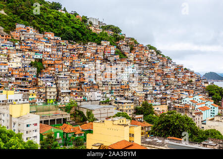 Farbenfrohen brasilianischen favelas Slums auf dem Hügel, Rio De Janeiro, Brasilien Stockfoto