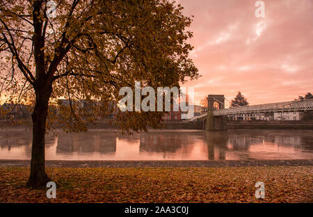 Sonnenaufgang am Ufer des Flusses Trent am Victoria Embankment in Nottingham, England, Großbritannien Stockfoto