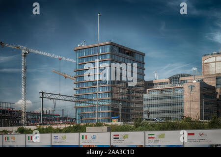 Amsterdam, Claude Debussylaan, Niederlande, 23.08.2019, Zuidasdok, Straße im Amsterdam Zuidas (südachse) Finanz- und Geschäftsviertel der Stadt, Stockfoto