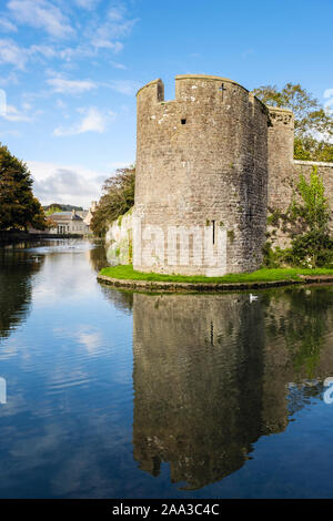 Das 14. Jahrhundert Wände in den Graben um den Bischofspalast wider. Wells, Mendip, Somerset, England, Großbritannien, Großbritannien Stockfoto