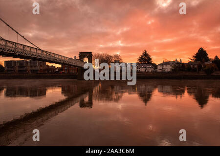 Sonnenaufgang am Ufer des Flusses Trent am Victoria Embankment in Nottingham, England, Großbritannien Stockfoto