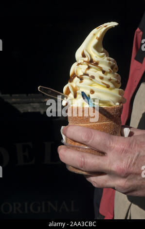 Trdelnik, einem traditionellen Tschechischen süßes Gebäck mit Füllungen, hier Apfel und Zimt Eiscreme, Street Food in Prag in der Tschechischen Republik Stockfoto