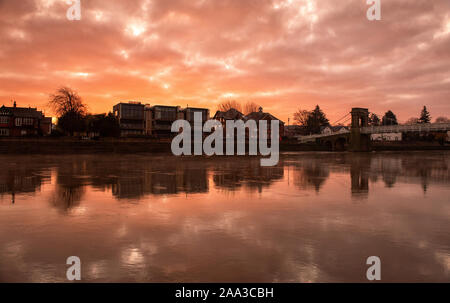 Sonnenaufgang am Ufer des Flusses Trent am Victoria Embankment in Nottingham, England, Großbritannien Stockfoto