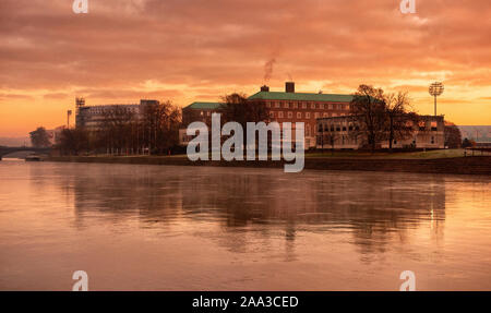 Sonnenaufgang am Ufer des Flusses Trent am Victoria Embankment in Nottingham, England, Großbritannien Stockfoto