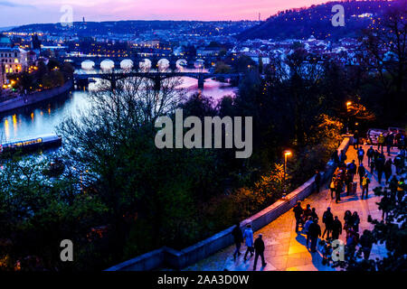 Blick auf die Moldau mit Prager Brücken in der untergehenden Moldau in Prag Blue Hour Stockfoto