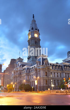 Rathaus in der Innenstadt von Philadelphia in der Morgendämmerung, Pennsylvania, USA Stockfoto