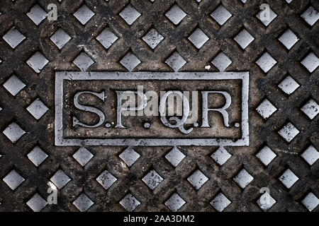 Der Text SPQR, Abkürzung für Senatus Populusque Romanus, der lateinische Ausdruck für den Senat und Volk von Rom, in einer gusseisernen Kanaldeckel von Th Stockfoto