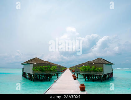 Meeru Island Malediven April 2019. - Amazing tropical Overwater Bungalow Resort am Strand. Stockfoto