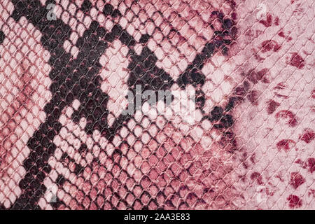 Textur des echten Matt rauhes Leder close-up, Trend, Nachahmung der Haut schuppig exotische Reptilien, Fashion Pink Burgund Farbe, moderne Stockfoto