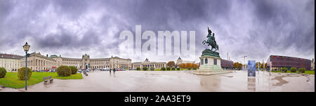 Panoramablick auf den Heldenplatz in der Hofburg in Wien an einem regnerischen Tag mit dunklen Wolken. Stockfoto