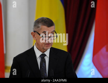 Kiew, Ukraine. Nov, 2019 19. Der tschechische Premierminister Andrej Babis spricht während der Pressekonferenz mit Präsident der Ukraine Volodymyr Zelensky im Mariinsky Palast in Kiew. Credit: SOPA Images Limited/Alamy leben Nachrichten Stockfoto