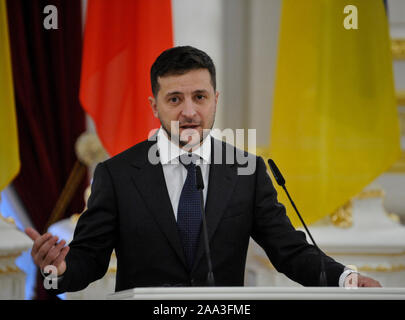 Kiew, Ukraine. Nov, 2019 19. Der Präsident der Ukraine Volodymyr Zelensky spricht während der Pressekonferenz mit dem tschechischen Premierminister Andrej Babis im Mariinsky Palast in Kiew. Credit: SOPA Images Limited/Alamy leben Nachrichten Stockfoto