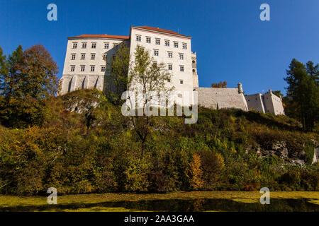 Pieskowa Skala, Polen - 10. OKTOBER 2018: Mittelalterliches Schloss Pieskowa Skala in der Nähe von Krakau in Polen an der schönen Herbst Stockfoto