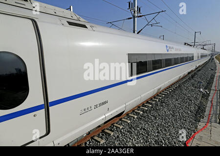 Ein CRH (China Railway High speed) Bullet Zug, der auf der Lianzhen (Lianyungang-Zhenjiang) Bahn am Bahnhof in Guanyun Guanyun Co ankommt Stockfoto