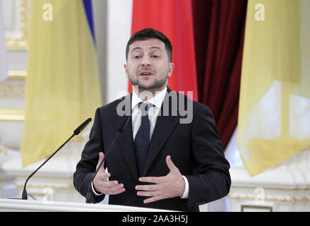 Kiew, Ukraine. Nov, 2019 19. Präsident der Ukraine VOLODYMYR ZELENSKIY spricht mit den Medien während einer Pressekonferenz mit der Tschechischen Republik Premierminister, nach einem Treffen in Kiew, Ukraine, am 19. November 2019. Credit: Serg Glovny/ZUMA Draht/Alamy leben Nachrichten Stockfoto