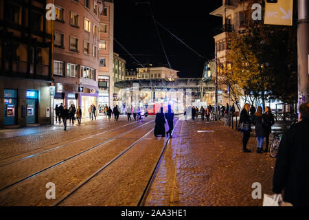 Straßburg, Frankreich - 23.November 2017: Fußgänger gehen in der Nacht im Place de l'Homme de Fer im Zentrum von Straßburg das Straßenbahn-Station im Elsass Ca Stockfoto